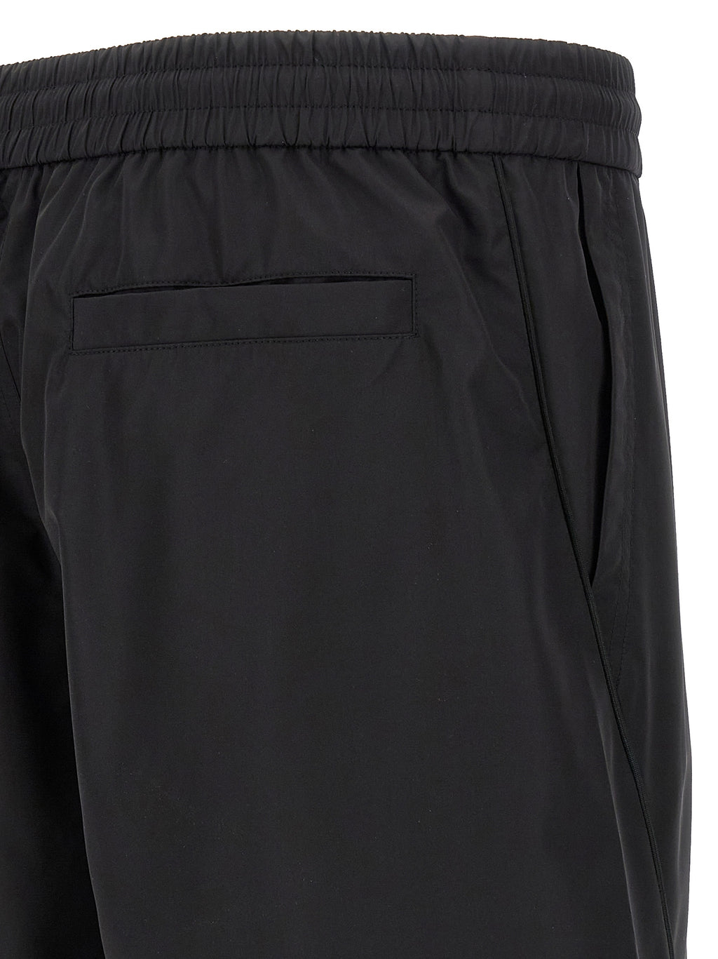Shorts bermuda en polyester noir de la marque Givenchy, avec coupe élégante et détails modernes visibles en image.