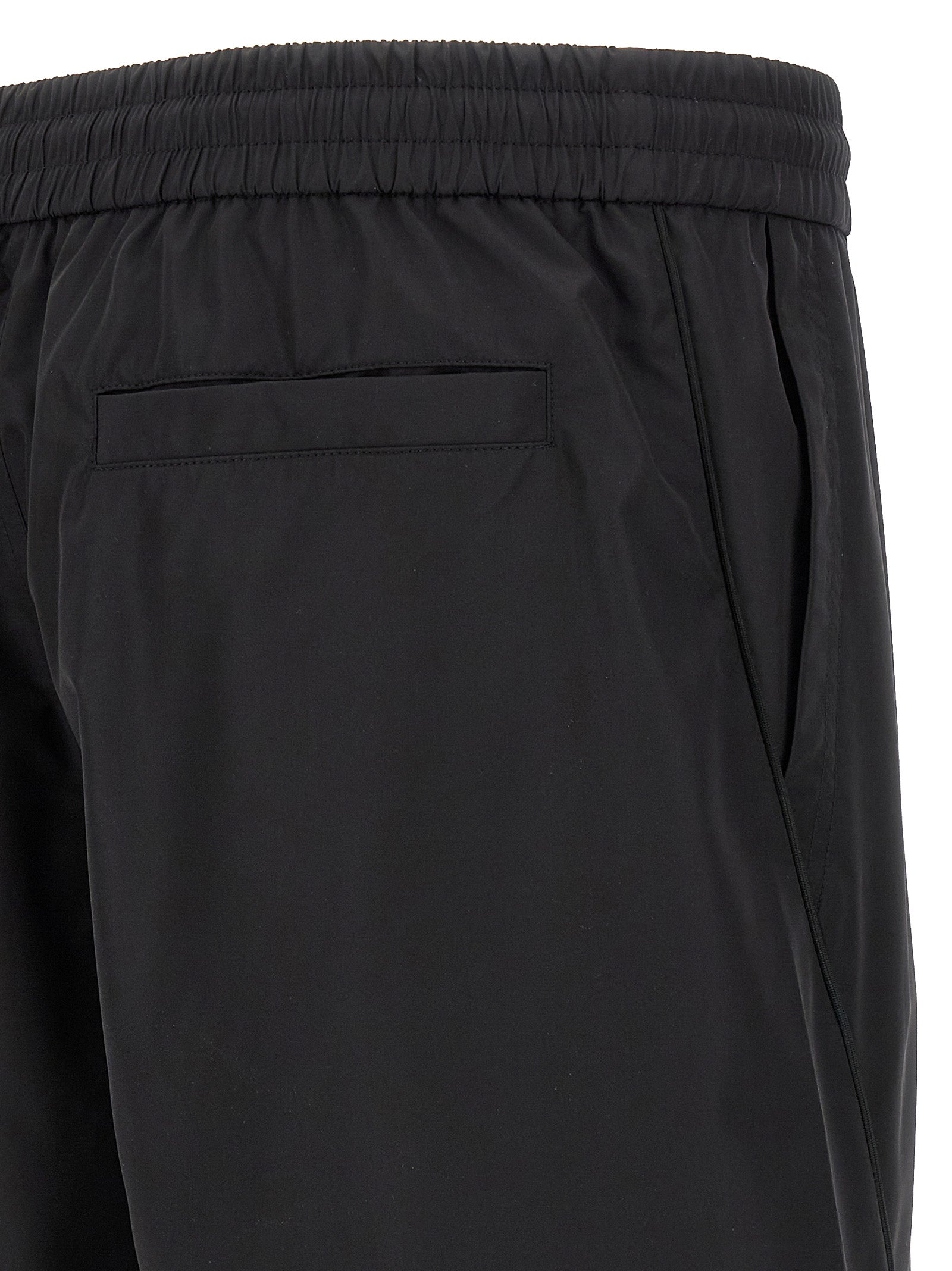 Shorts bermuda en polyester noir de la marque Givenchy, avec coupe élégante et détails modernes visibles en image.