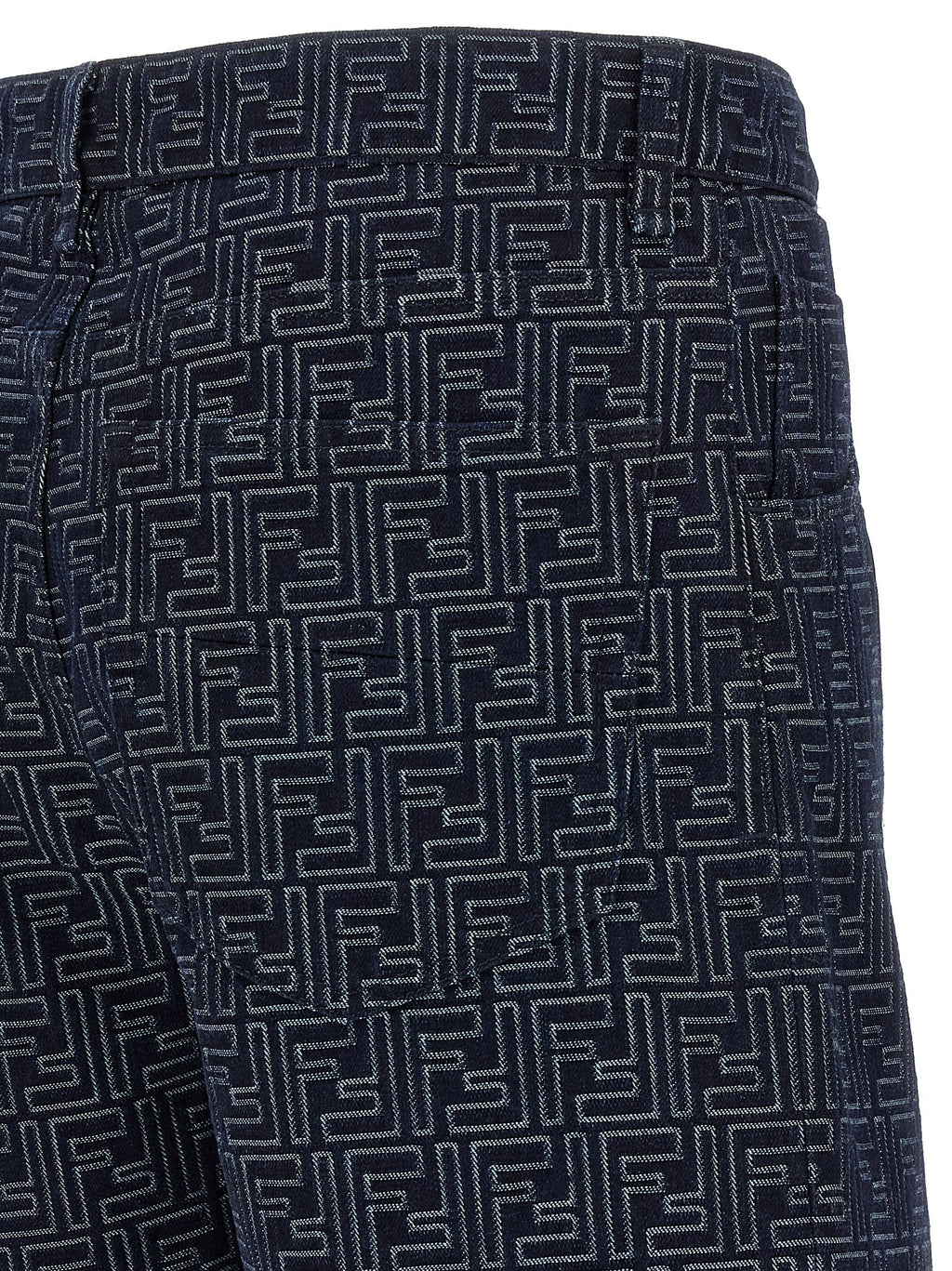 Shorts Bermuda en coton bleu Fendi, coupe décontractée, détails modernes, porté sur un mannequin.