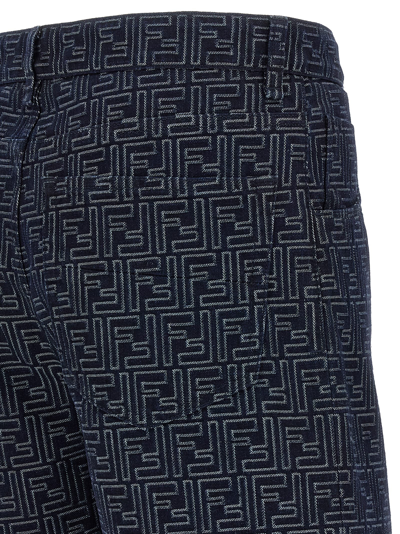 Shorts Bermuda en coton bleu Fendi, coupe décontractée, détails modernes, porté sur un mannequin.