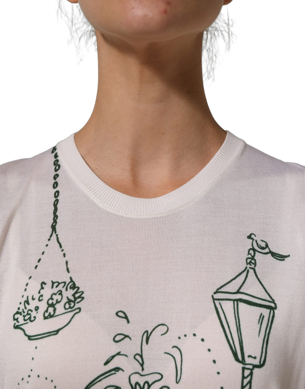 Débardeur en soie blanc Dolce & Gabbana avec motif jardin et fontaine, tissu léger et design élégant.
