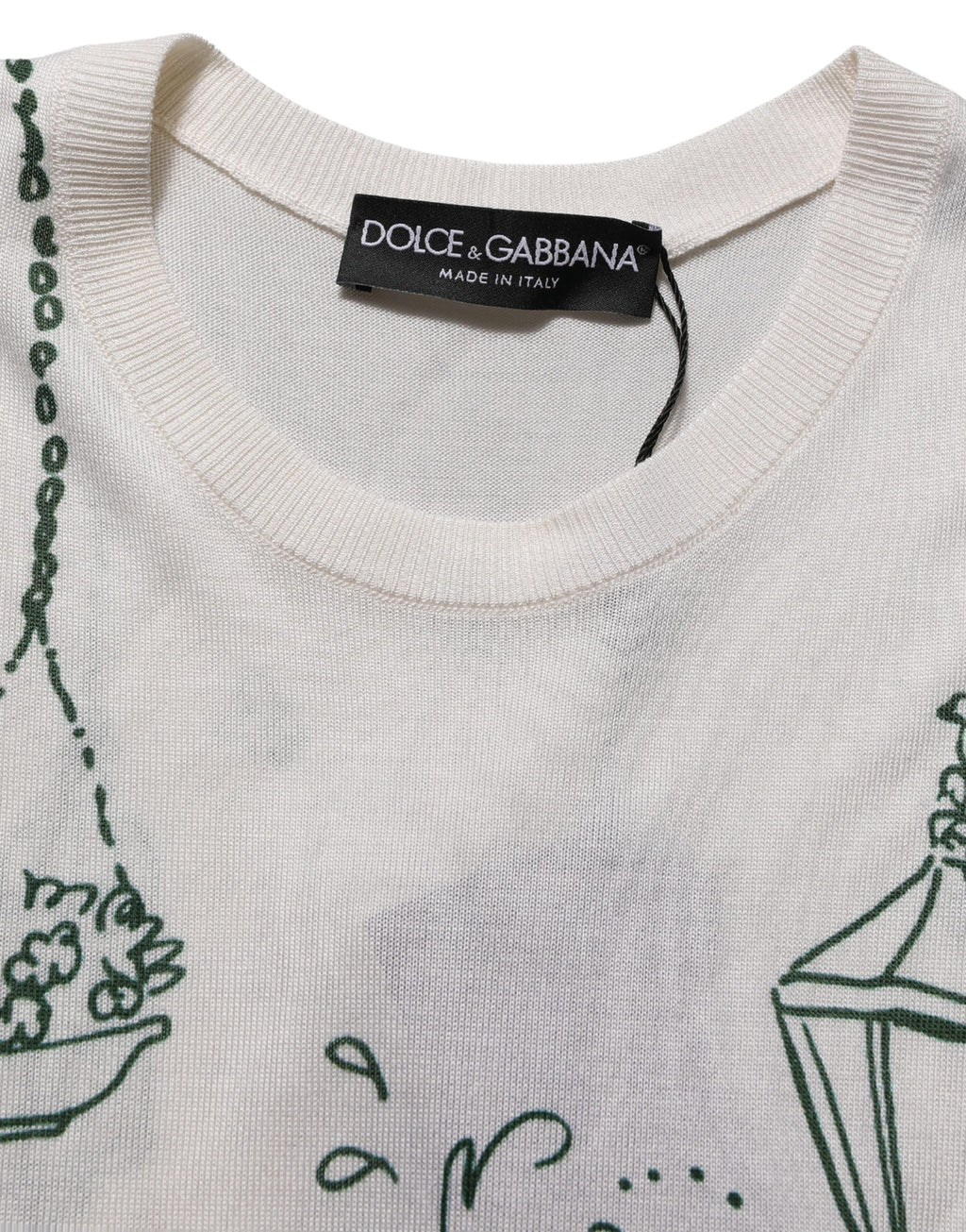 Débardeur en soie blanche Dolce & Gabbana avec motif jardin et fontaine, tissu léger et élégant, porté près du corps.