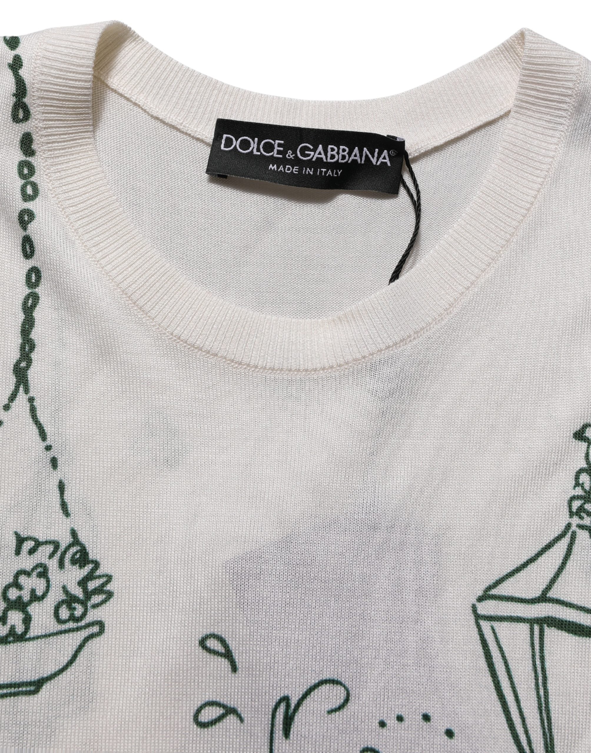 Débardeur en soie blanche Dolce & Gabbana avec motif jardin et fontaine, tissu léger et élégant, porté près du corps.