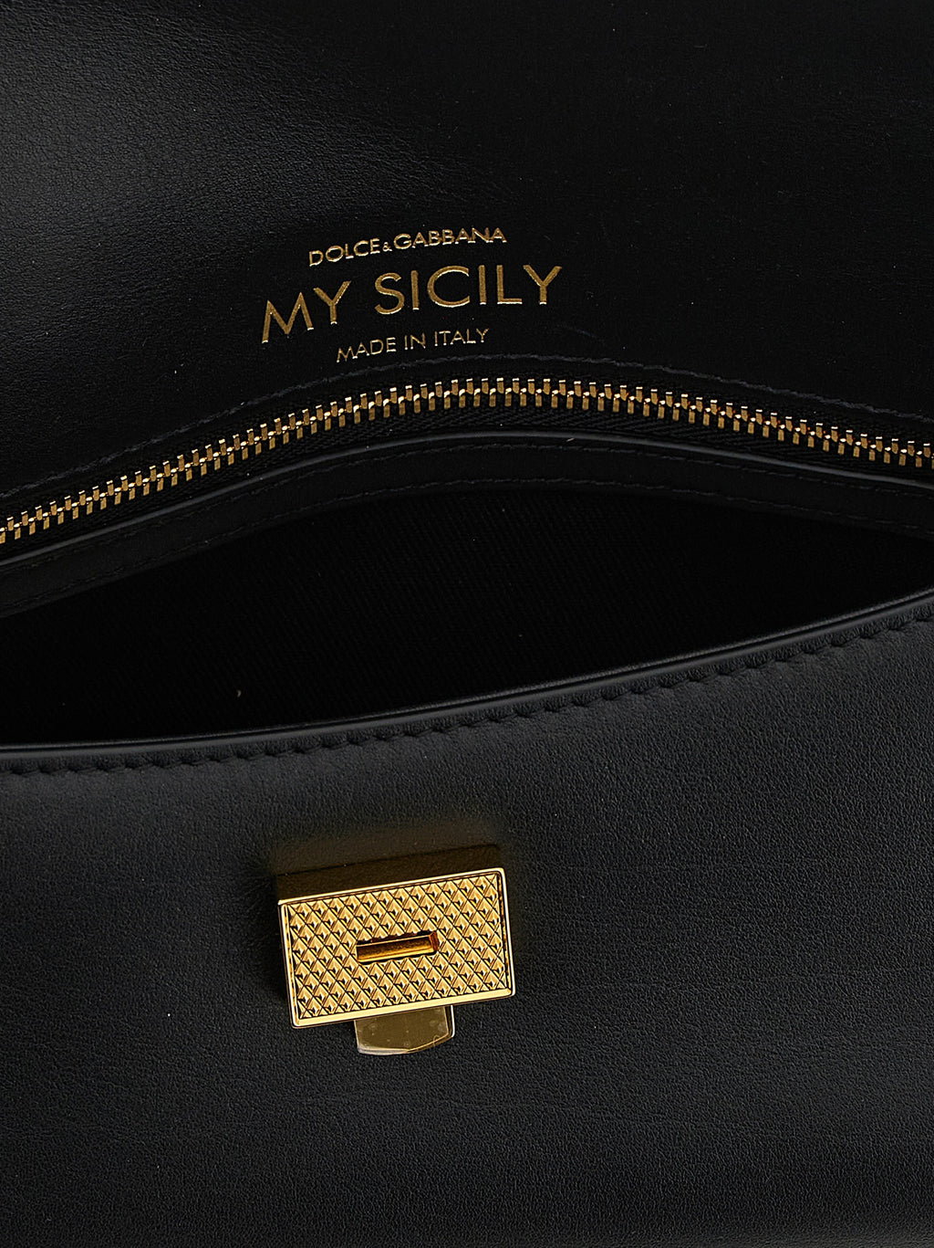 Sac à main en cuir de veau noir Dolce & Gabbana, élégant et sophistiqué, avec détails en or et poignée robuste.