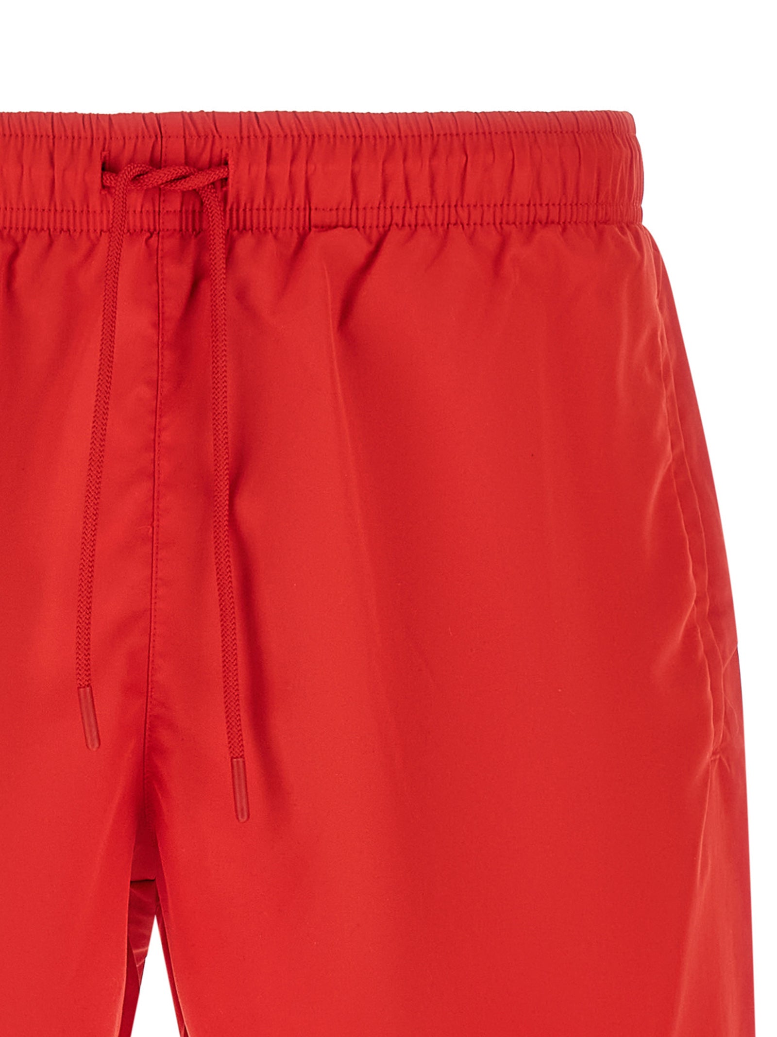 Shorts en polyester multicolores de marque Lacoste, style décontracté avec logo crocodile visible.