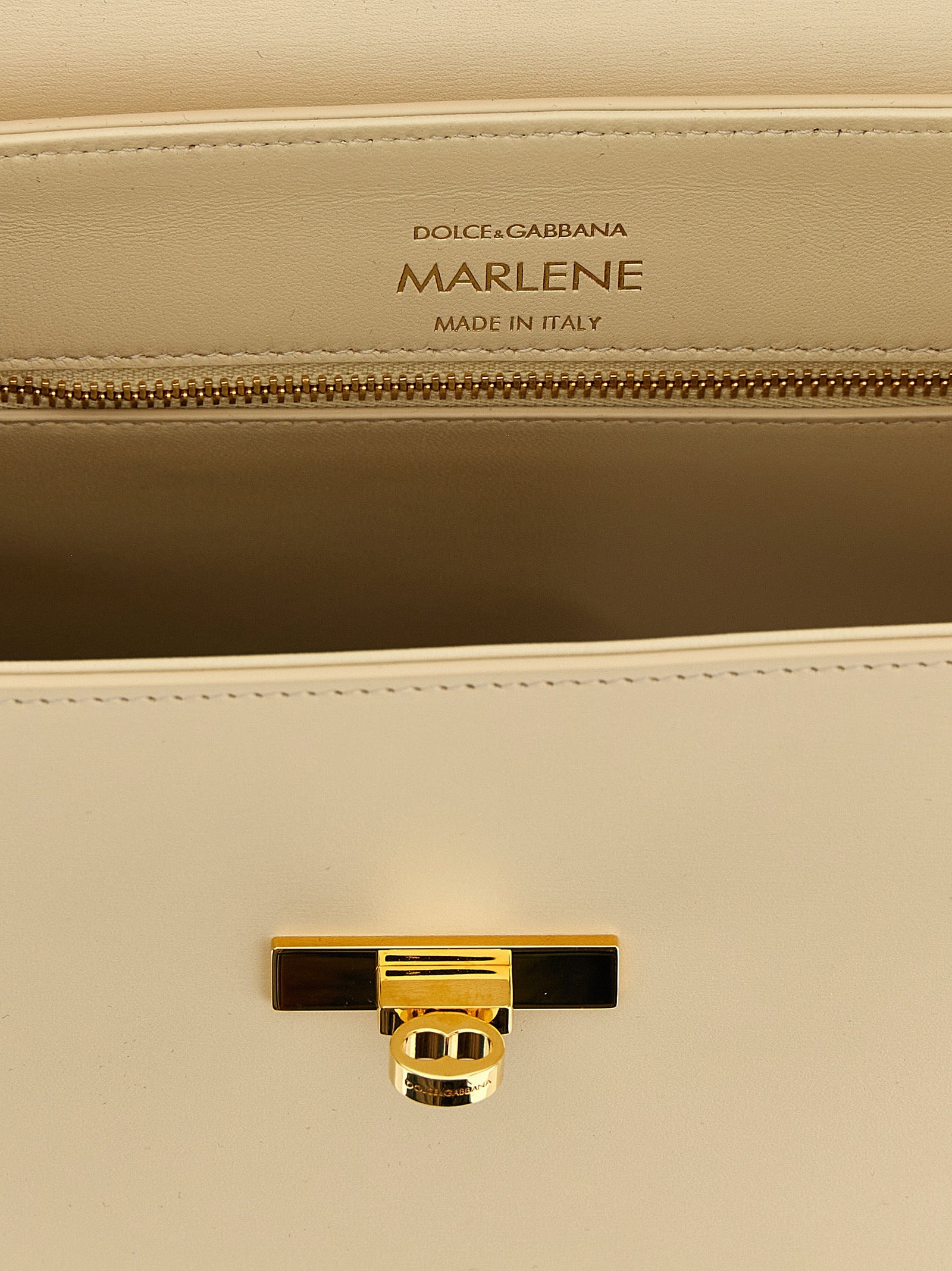 Sac à main en cuir d’agneau blanc de Dolce & Gabbana, élégant et sophistiqué, avec détails en or et finition raffinée.
