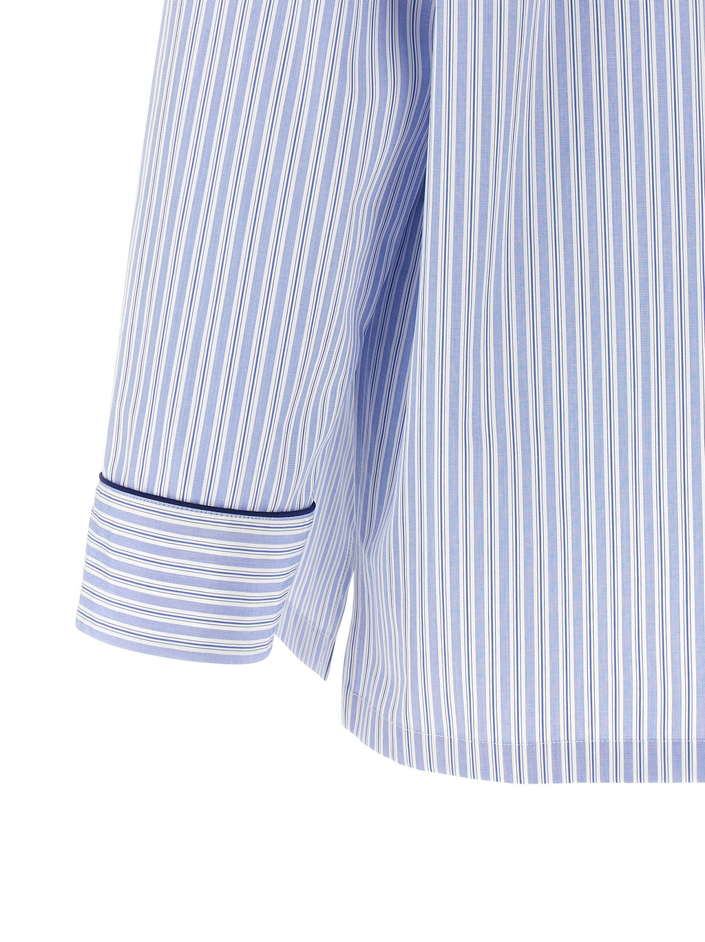 Chemise en coton bleue Dolce & Gabbana, style élégant avec détails raffinés, vue de face sur une mannequin.
