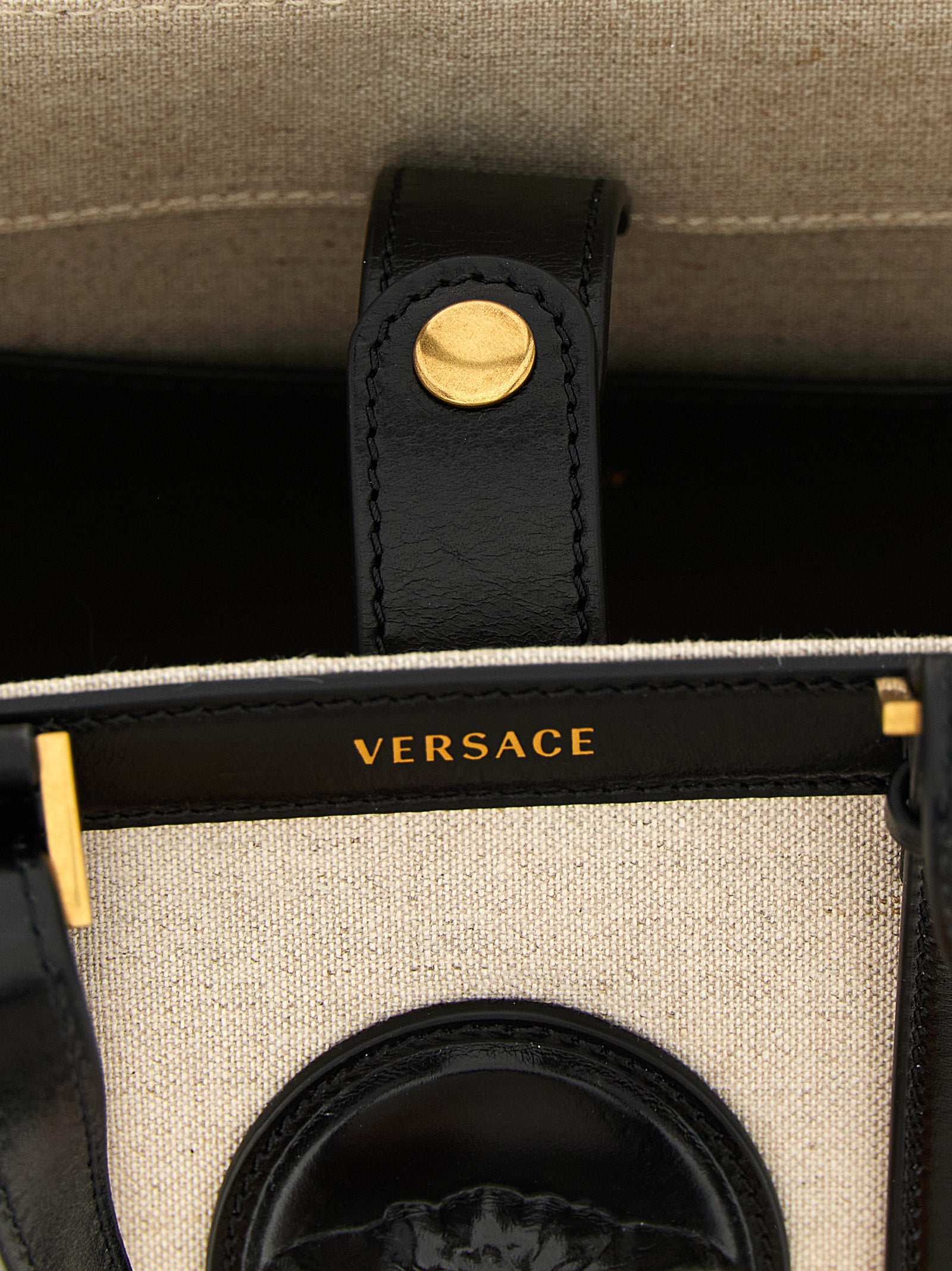 Sac tote en lin beige de Versace, élégant et spacieux, avec logo emblématique, idéal pour un style sophistiqué.