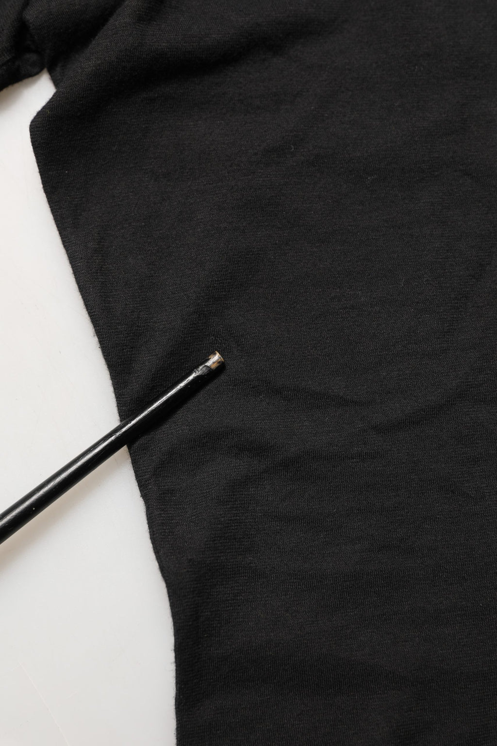 T-shirt noir Dolce & Gabbana en coton avec logo DG rond, col rond, vue de face, tissu doux et confortable.