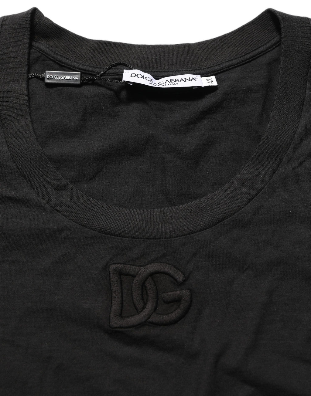 T-shirt noir Dolce & Gabbana en coton avec logo DG rond, col rond et design élégant.