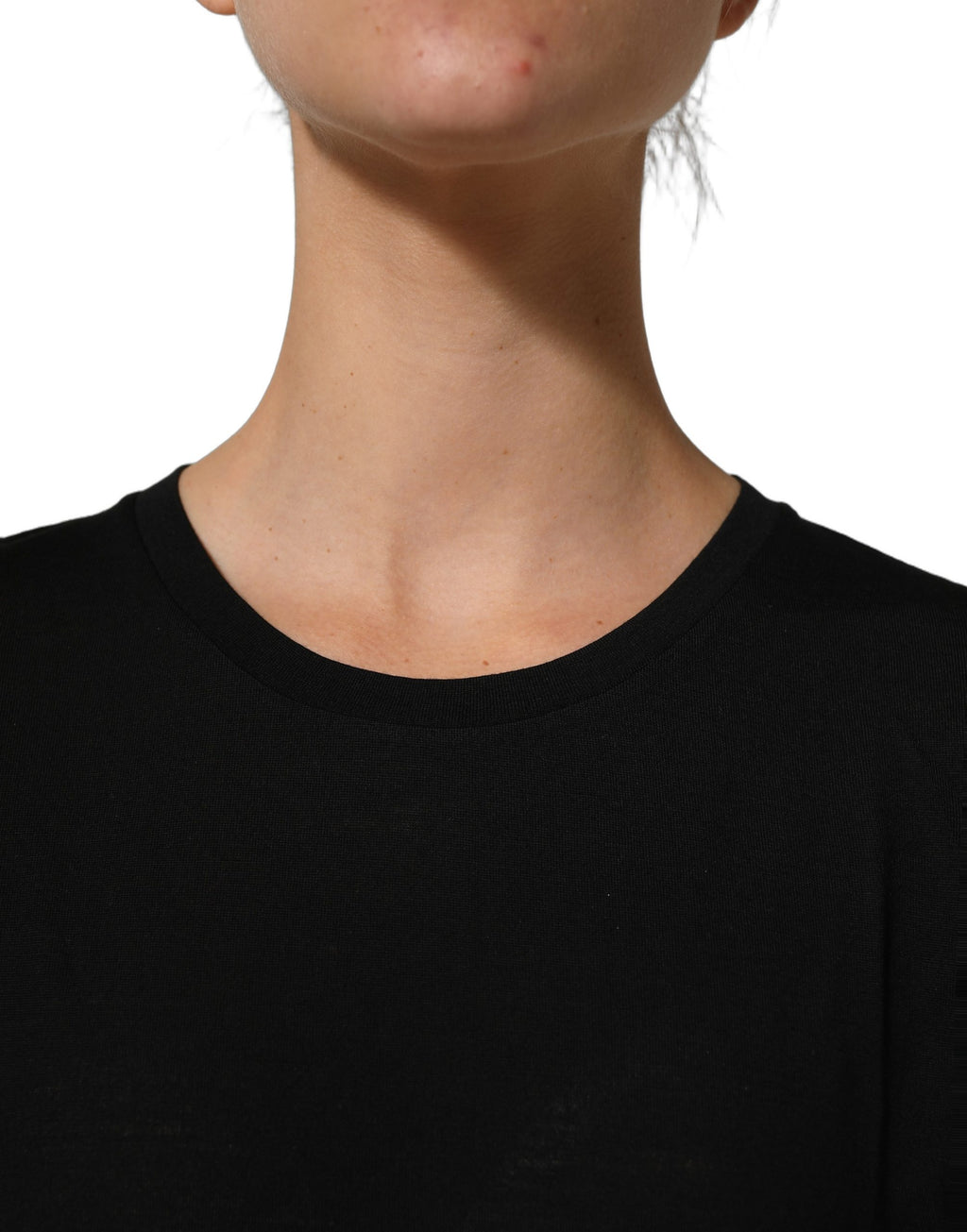 T-shirt pour homme Dolce & Gabbana en laine noire à col rond avec manches courtes, style élégant et confortable.