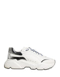 Chaussures sneakers basses blanches et argentées Dolce & Gabbana Daymaster pour hommes, vue de côté avec détails du design.