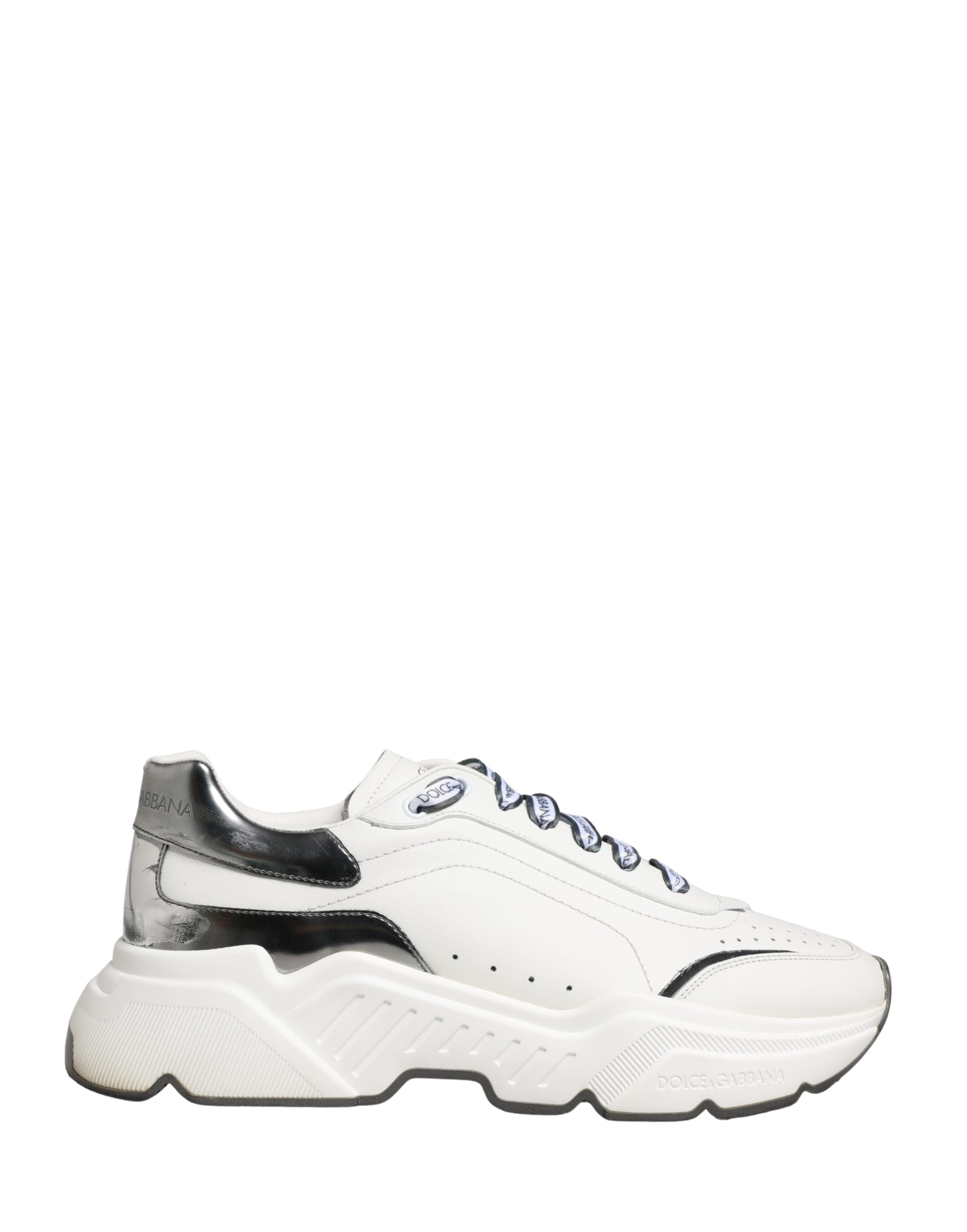 Chaussures sneakers basses blanches et argentées Dolce & Gabbana Daymaster pour hommes, vue de côté avec détails du design.