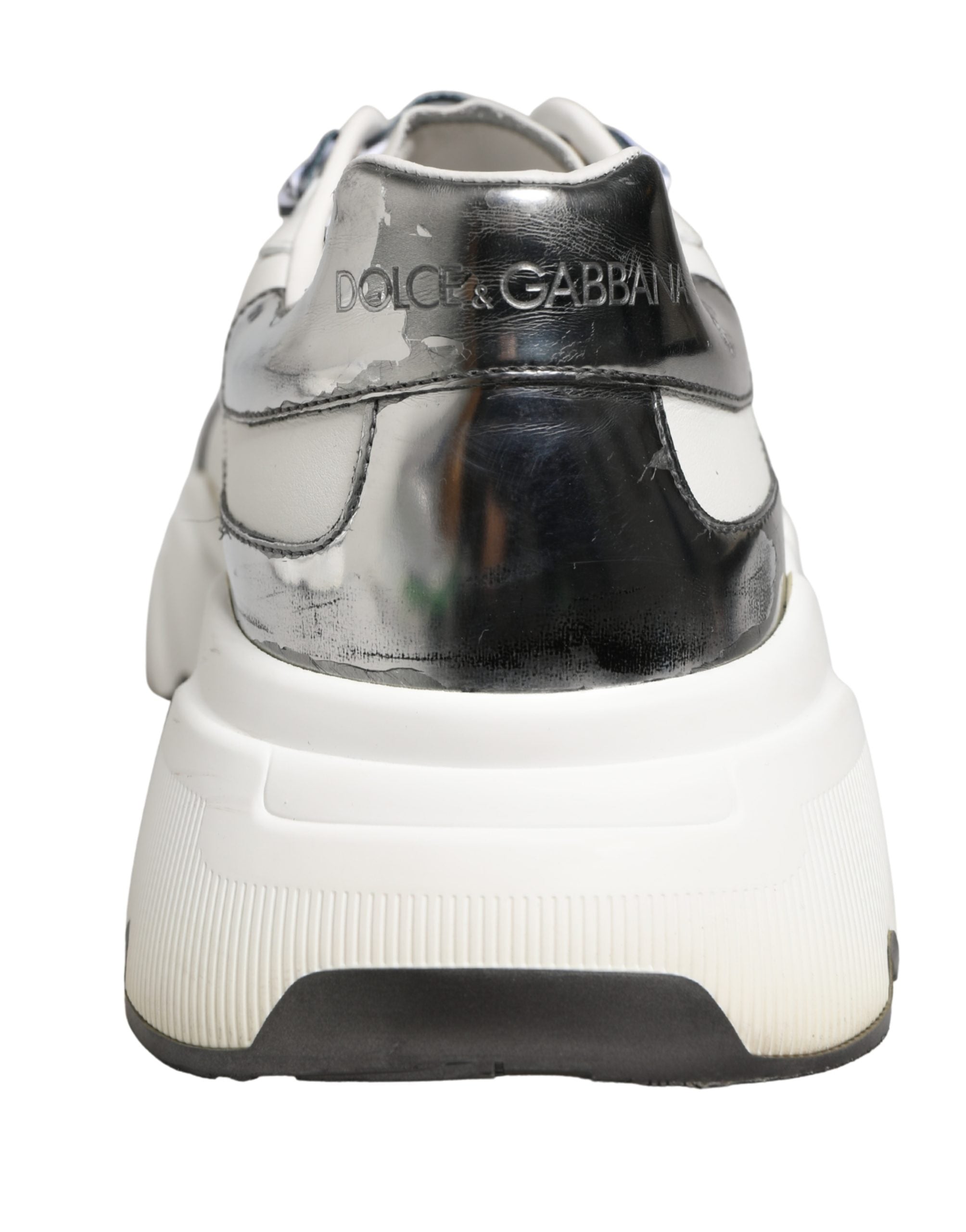 Chaussures basses Dolce & Gabbana Daymaster en blanc et argent pour homme, sneakers en cuir avec détails modernes.