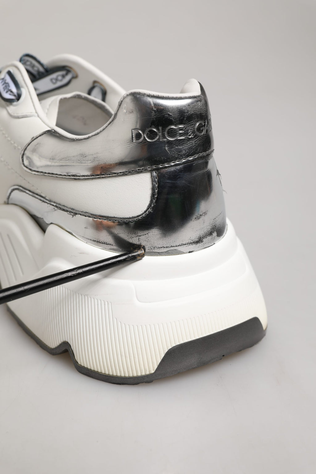 Chaussures basses pour homme Dolce & Gabbana Daymaster blanches avec détails argentés, sneakers élégants et modernes.