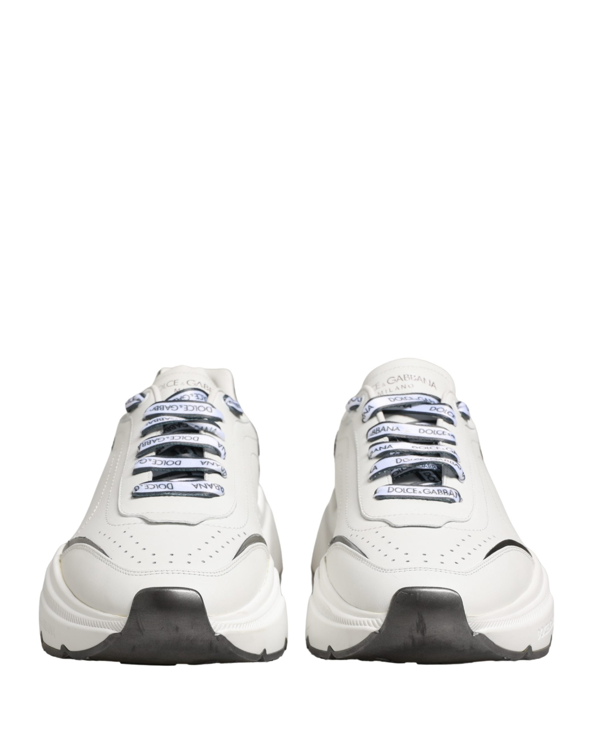 Chaussures sneakers basses blanches et argentées Dolce & Gabbana Daymaster pour homme, vue de face.