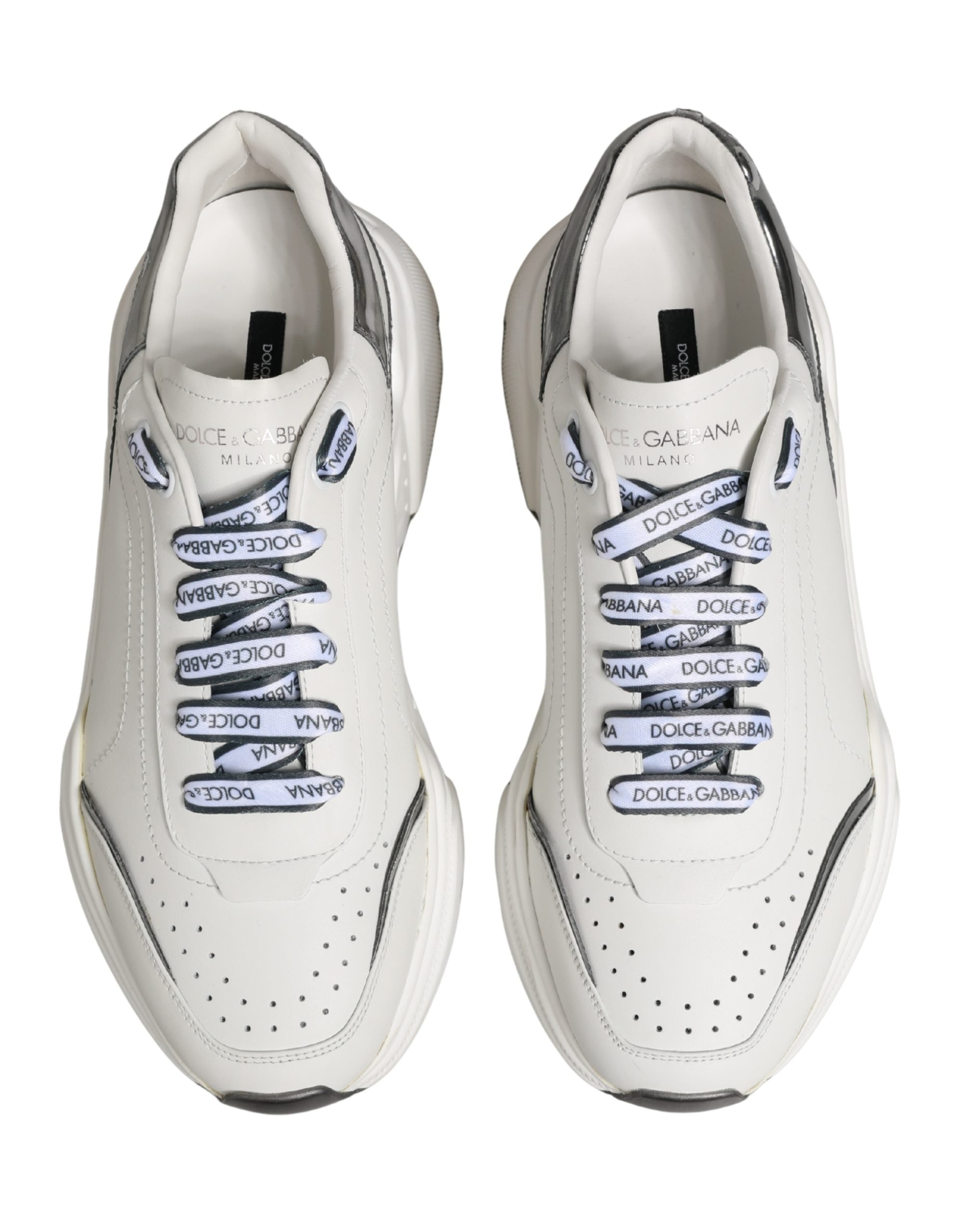 Chaussures sneakers basses blanches et argentées Dolce & Gabbana Daymaster pour hommes, vue de côté.
