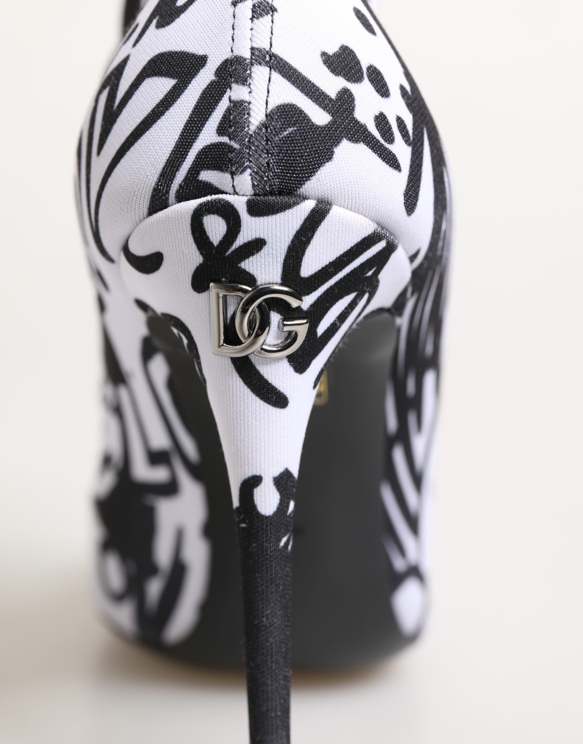 Bottes ankle en stretch blanc Dolce & Gabbana avec motif graffiti, mode urbaine et style contemporain.