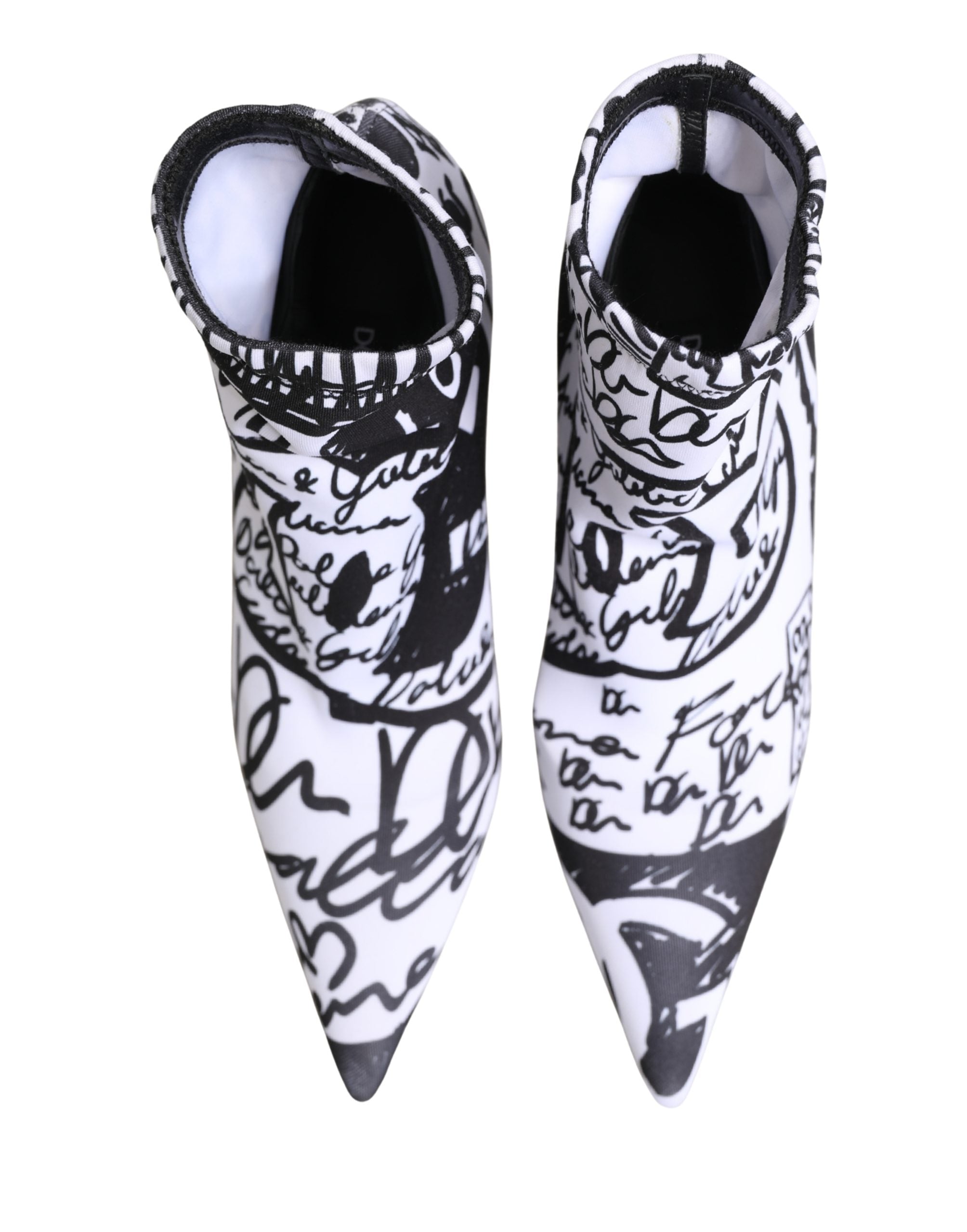 Bottes ankle en stretch blanc Dolce & Gabbana avec motifs graffiti, style moderne et tendance, vue en gros plan.