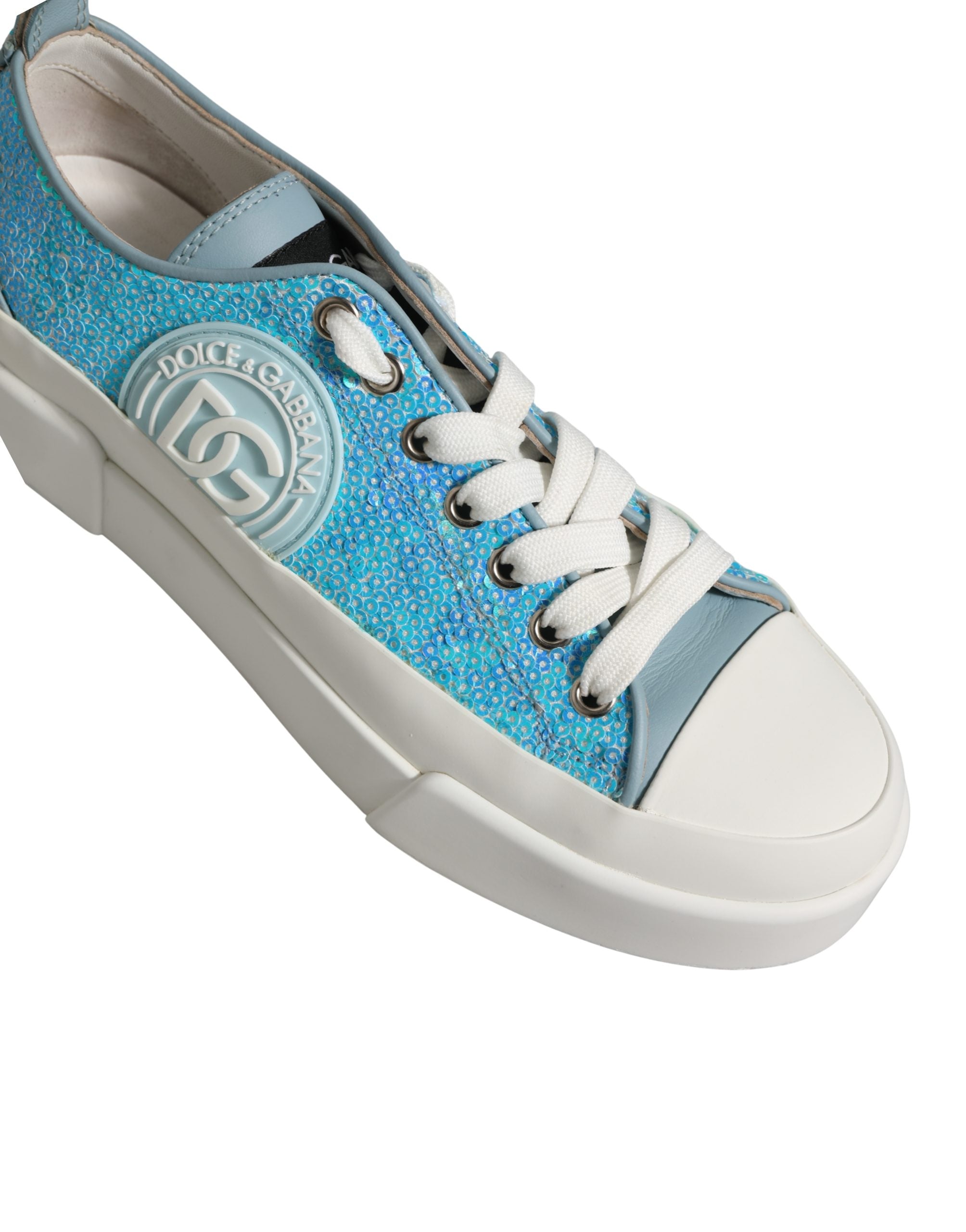 Chaussures sneakers basses Dolce & Gabbana bleu et blanc avec sequins et logo, vue de face.