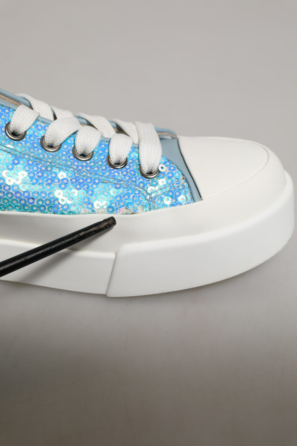 Basket Dolce & Gabbana à sequins bleus et blancs avec logo en relief, chaussures basses élégantes pour femmes.