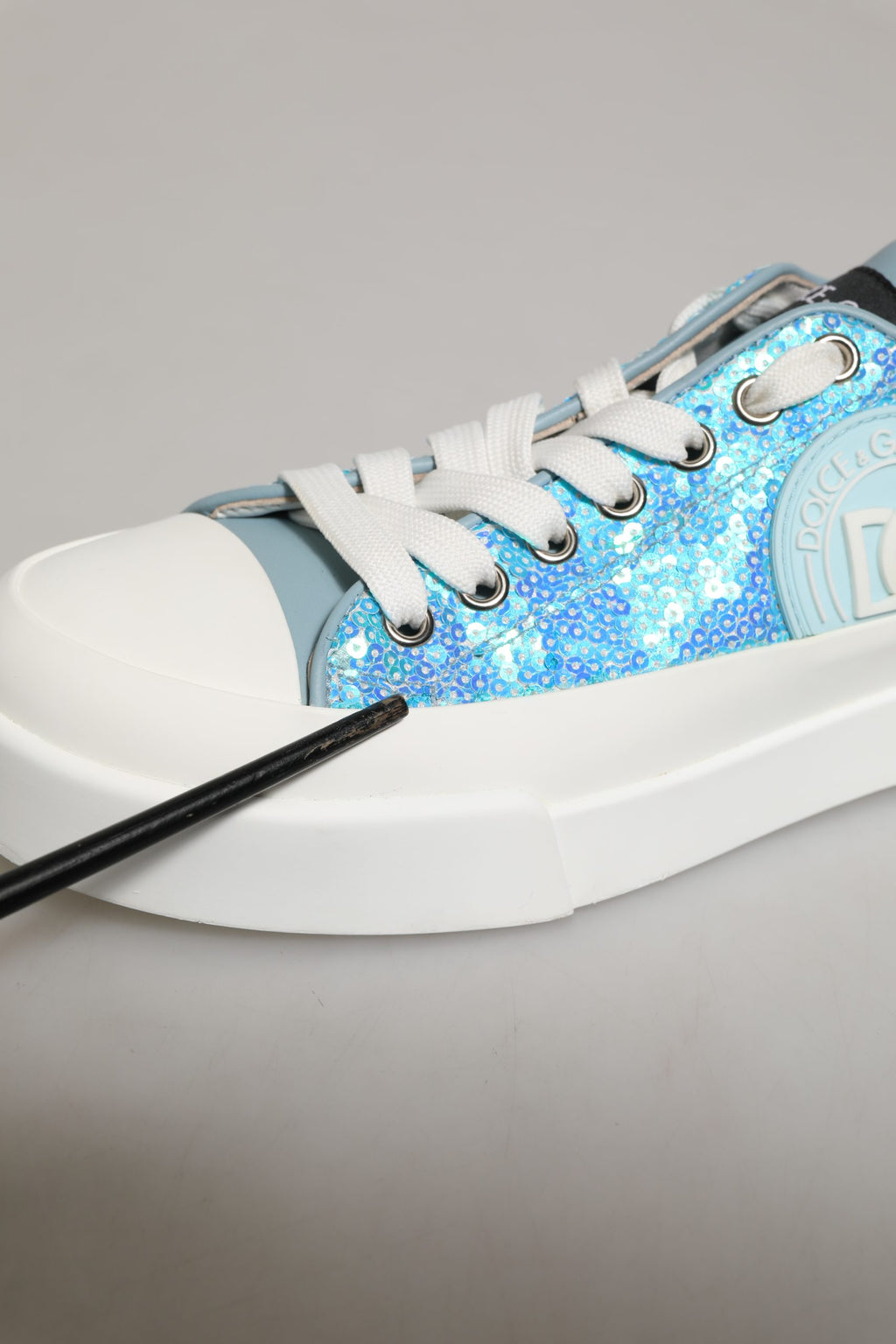 Chaussures basses Dolce & Gabbana bleues et blanches avec logo en sequins, style sneakers élégants et modernes.