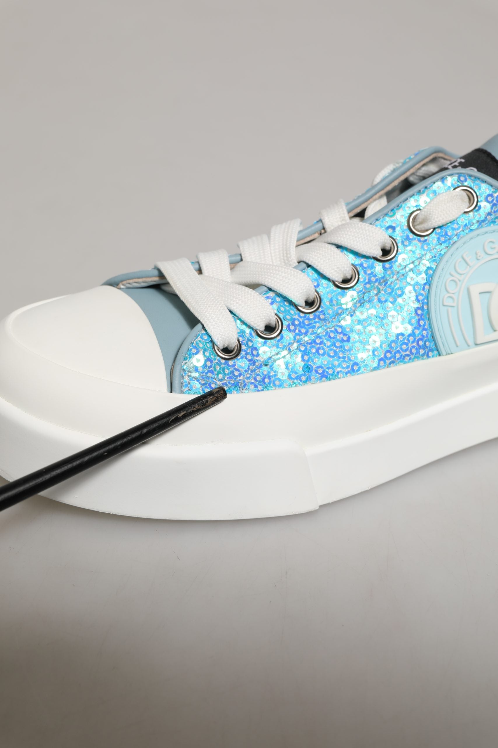 Chaussures basses Dolce & Gabbana bleues et blanches avec logo en sequins, style sneakers élégants et modernes.