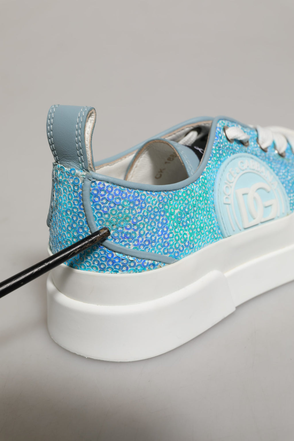 Chaussures sneakers basses Dolce & Gabbana bleu et blanc avec logo à sequins, vue de face