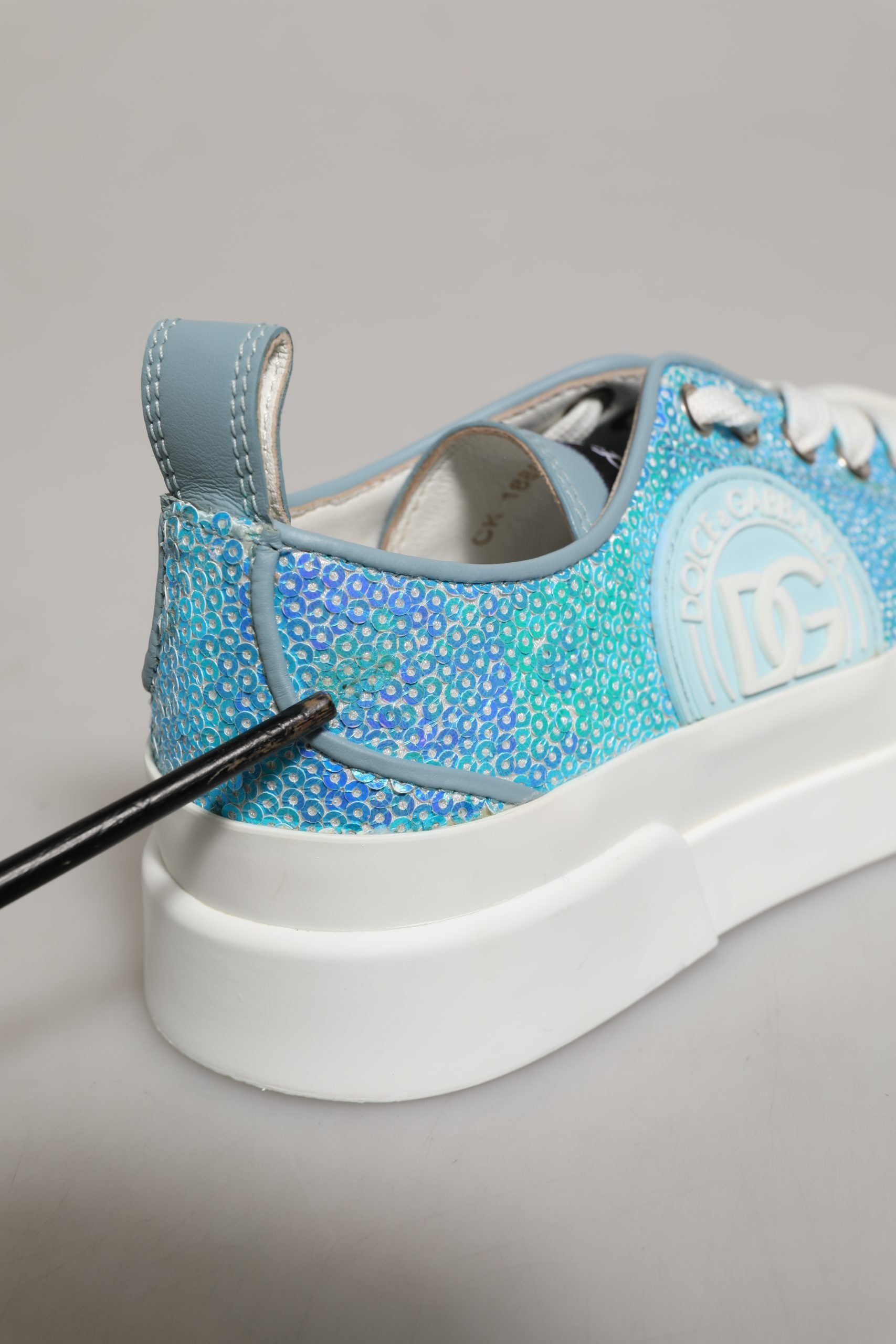 Chaussures sneakers basses Dolce & Gabbana bleu et blanc avec logo à sequins, vue de face