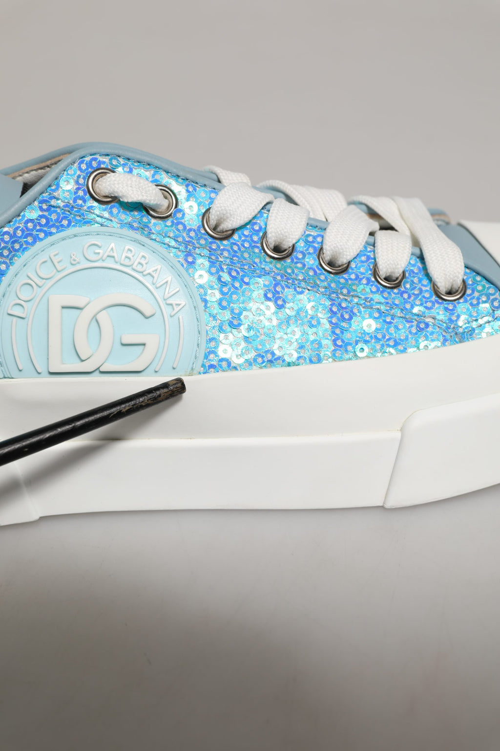 Chaussures sneakers basses Dolce & Gabbana bleues et blanches avec logo à sequins, vue de face