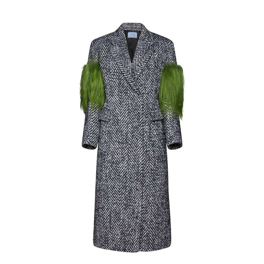 Manteau en laine gris Prada pour femme, coupe classique, détails élégants, porté sur un mannequin.