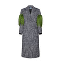 Manteau en laine gris Prada pour femme, coupe classique, détails élégants, porté sur un mannequin.