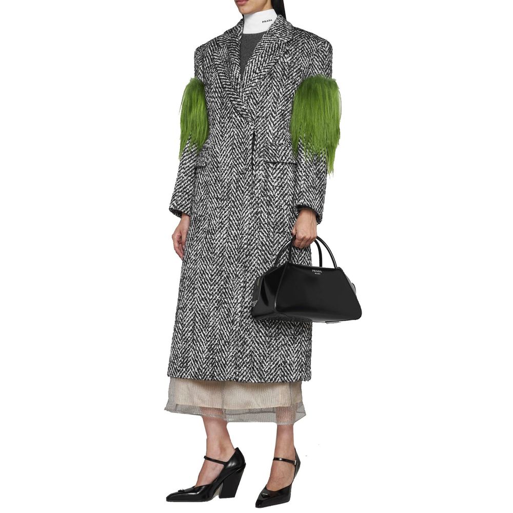 Manteau en laine gris Prada pour homme, coupe classique avec col droit et boutons, porté sur un mannequin.
