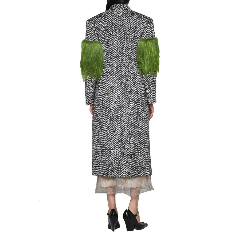 Manteau en laine gris de Prada, coupe élégante, porté sur un mannequin pour un style sophistiqué.