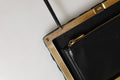 Sac pochette Dolce & Gabbana en velours noir avec cadre en or, pochette de soirée élégante et sophistiquée.