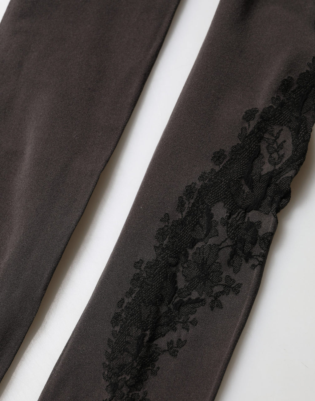 Collants en nylon noirs Dolce & Gabbana pour femmes, chaussettes de maintien élégantes et confortables.