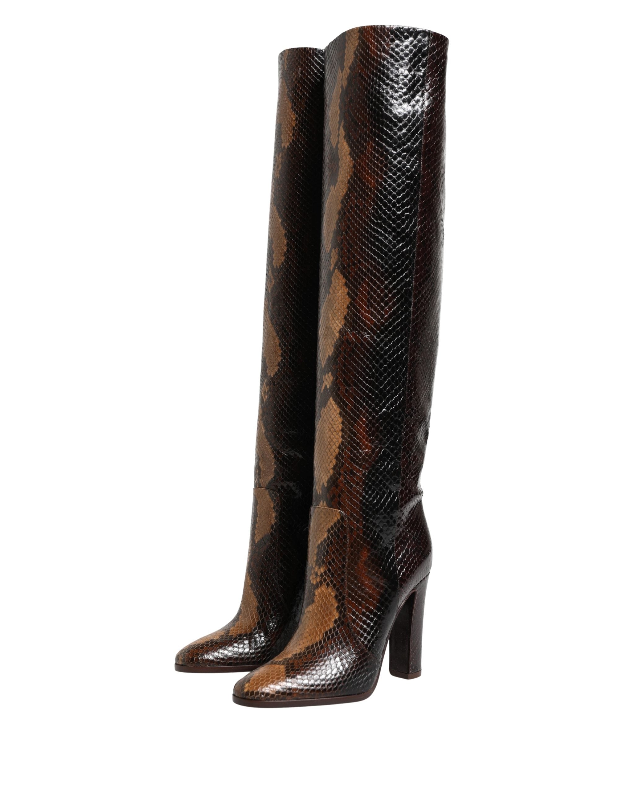 Bottes hautes en cuir exotique marron de Dolce & Gabbana, chaussures élégantes pour femme, vue de face.