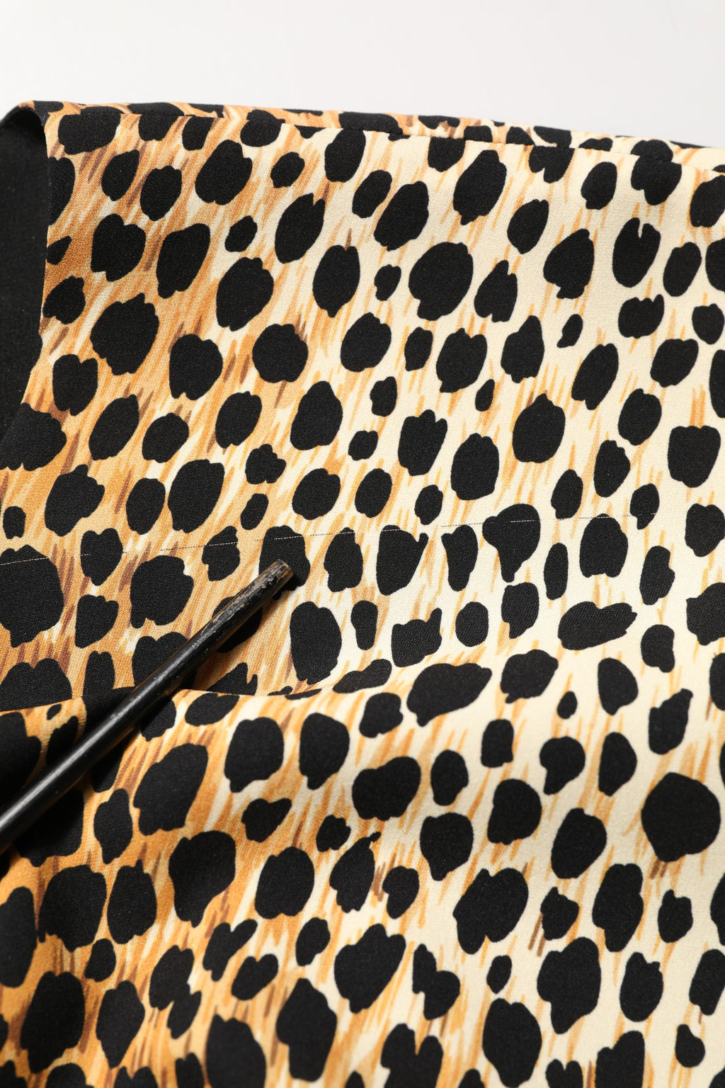 Robe midi en soie à imprimé léopard marron de Dolce & Gabbana, robe droite élégante avec motif animalier.