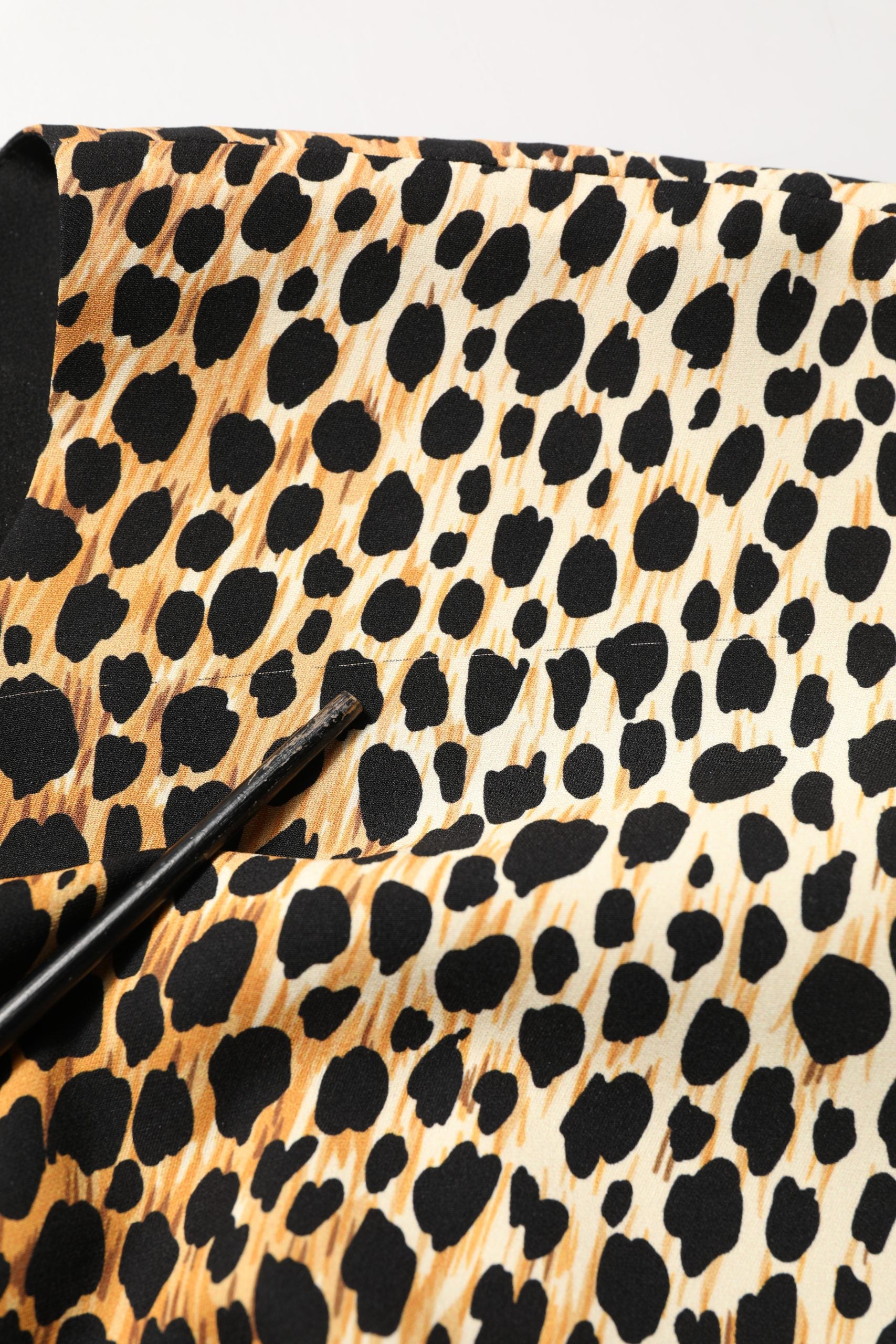 Robe midi en soie à imprimé léopard marron de Dolce & Gabbana, robe droite élégante avec motif animalier.