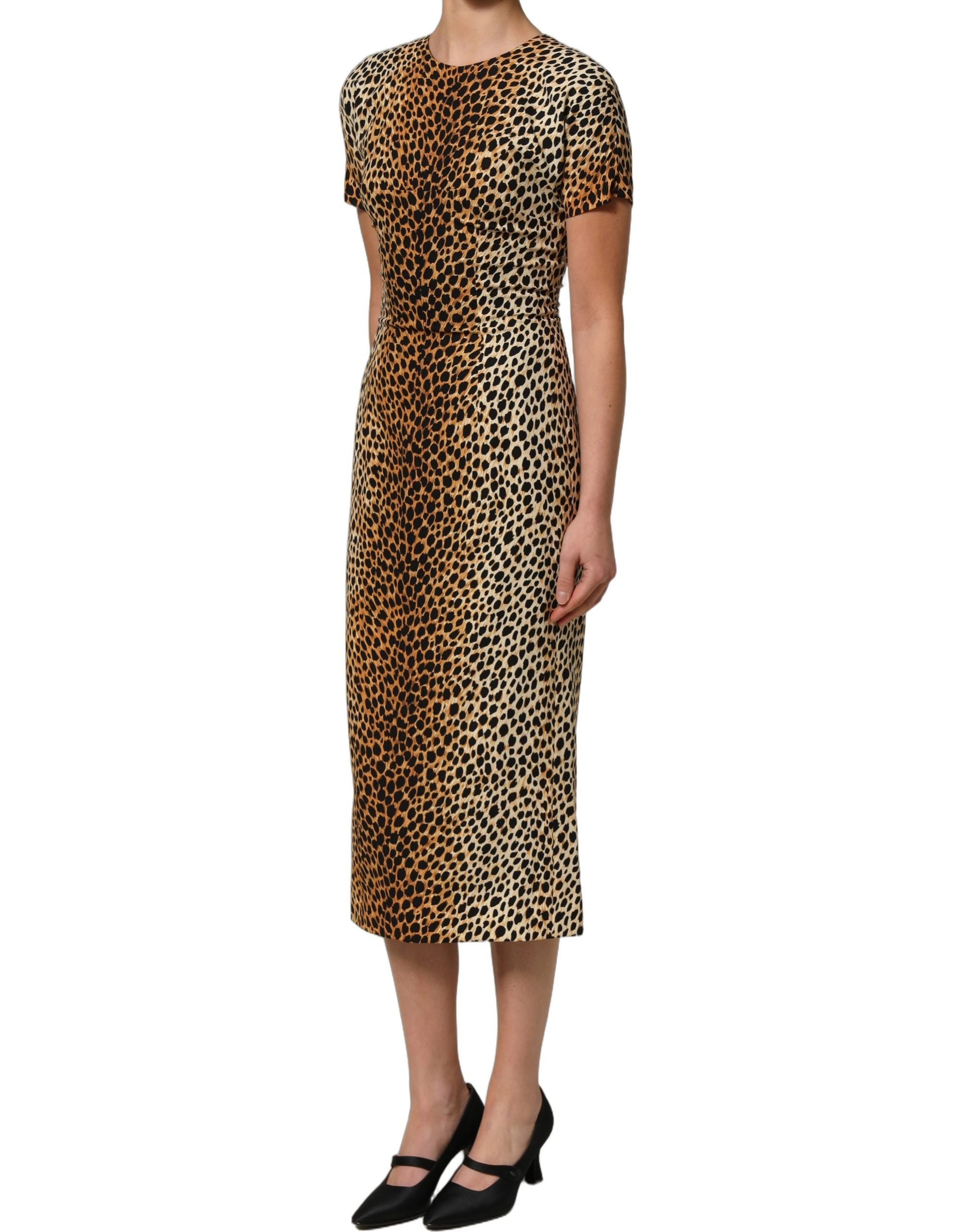 Robe midi en soie marron à imprimé léopard de Dolce & Gabbana, coupe moulante et élégante, vue de face.