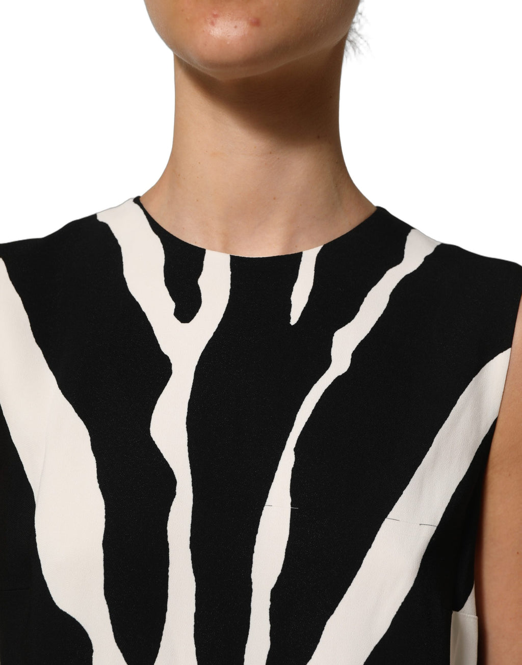 Robe courte en viscose noir et blanc à motif zèbre de Dolce & Gabbana, mode chic et élégante.