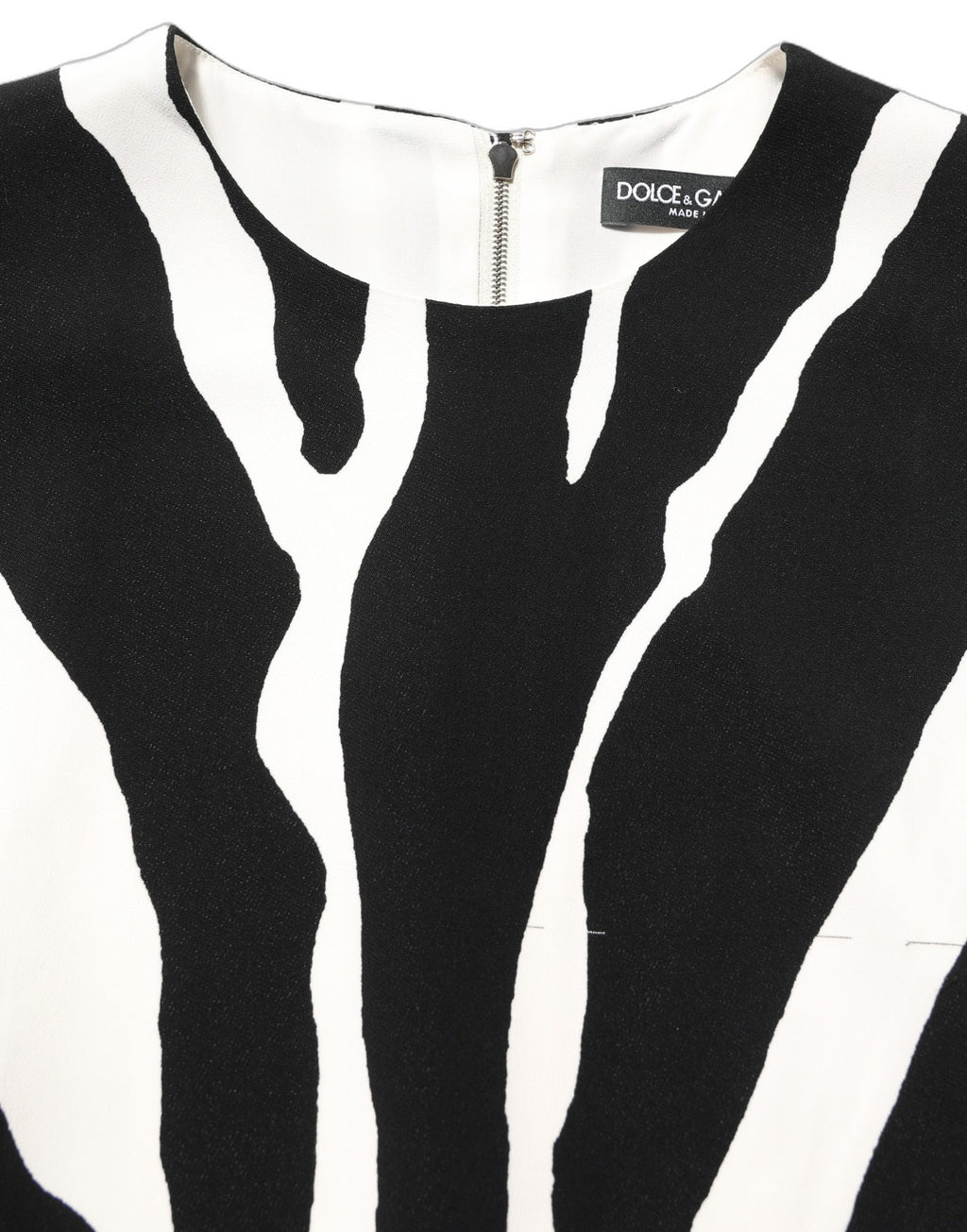 Robe courte en viscose noire et blanche à imprimé zèbre de Dolce & Gabbana, style élégant et tendance.