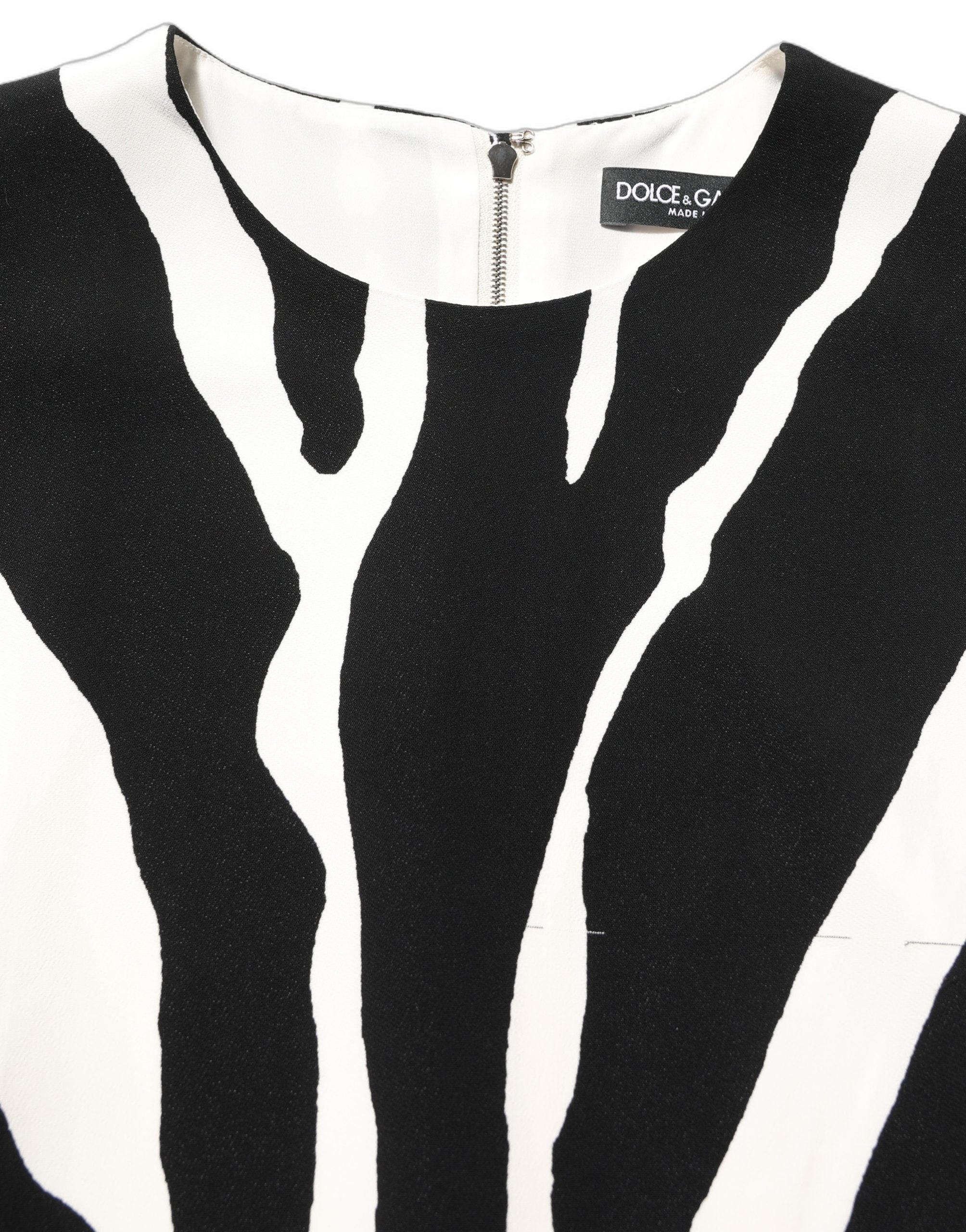 Robe courte en viscose noire et blanche à imprimé zèbre de Dolce & Gabbana, style élégant et tendance.