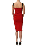 Robe moulante rouge Dolce & Gabbana, longueur genou, en tissu stretch, silhouette élégante et flatteuse, pour femme.