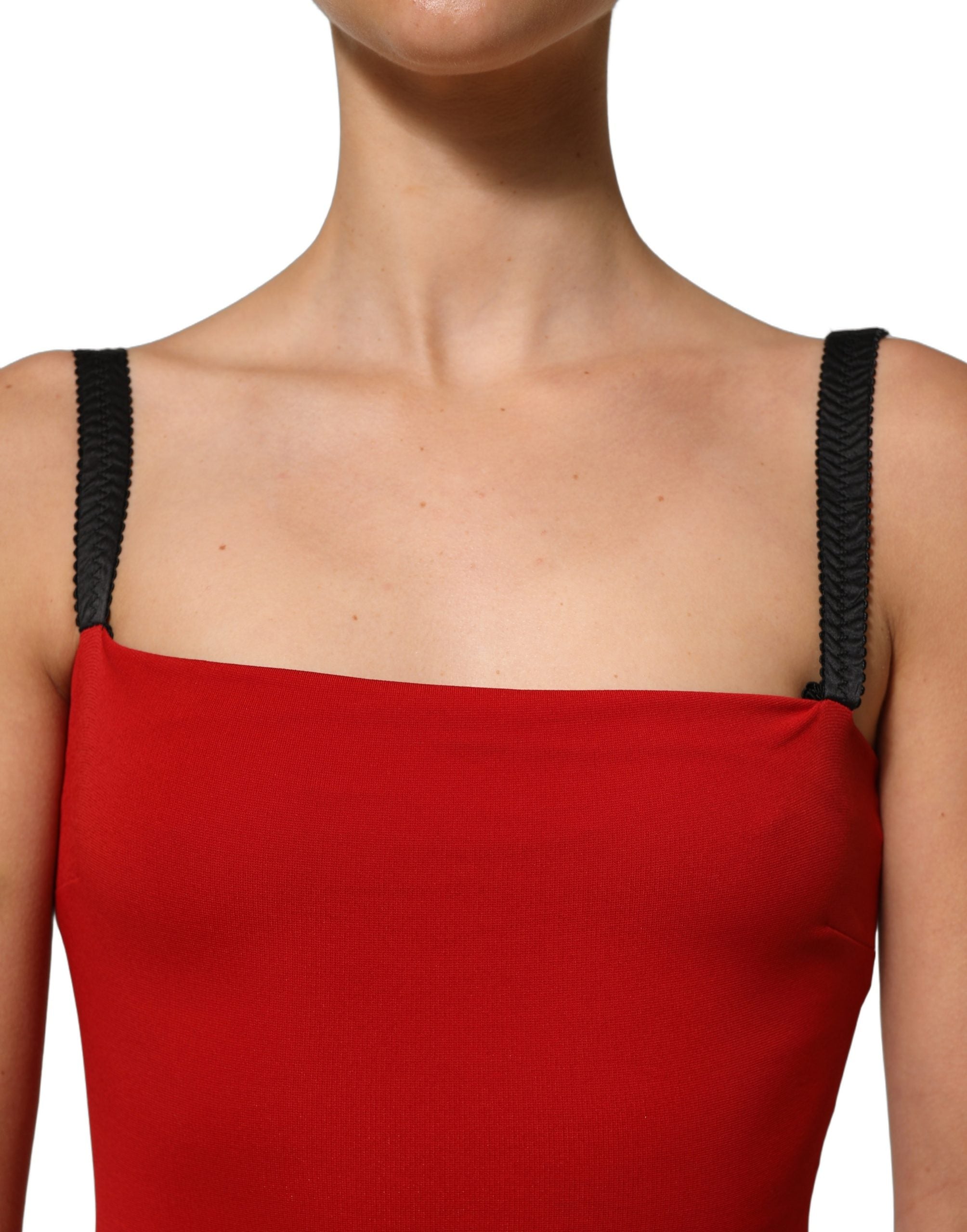 Robe moulante rouge Dolce & Gabbana, longueur genou, en tissu stretch, silhouette élégante et moderne.