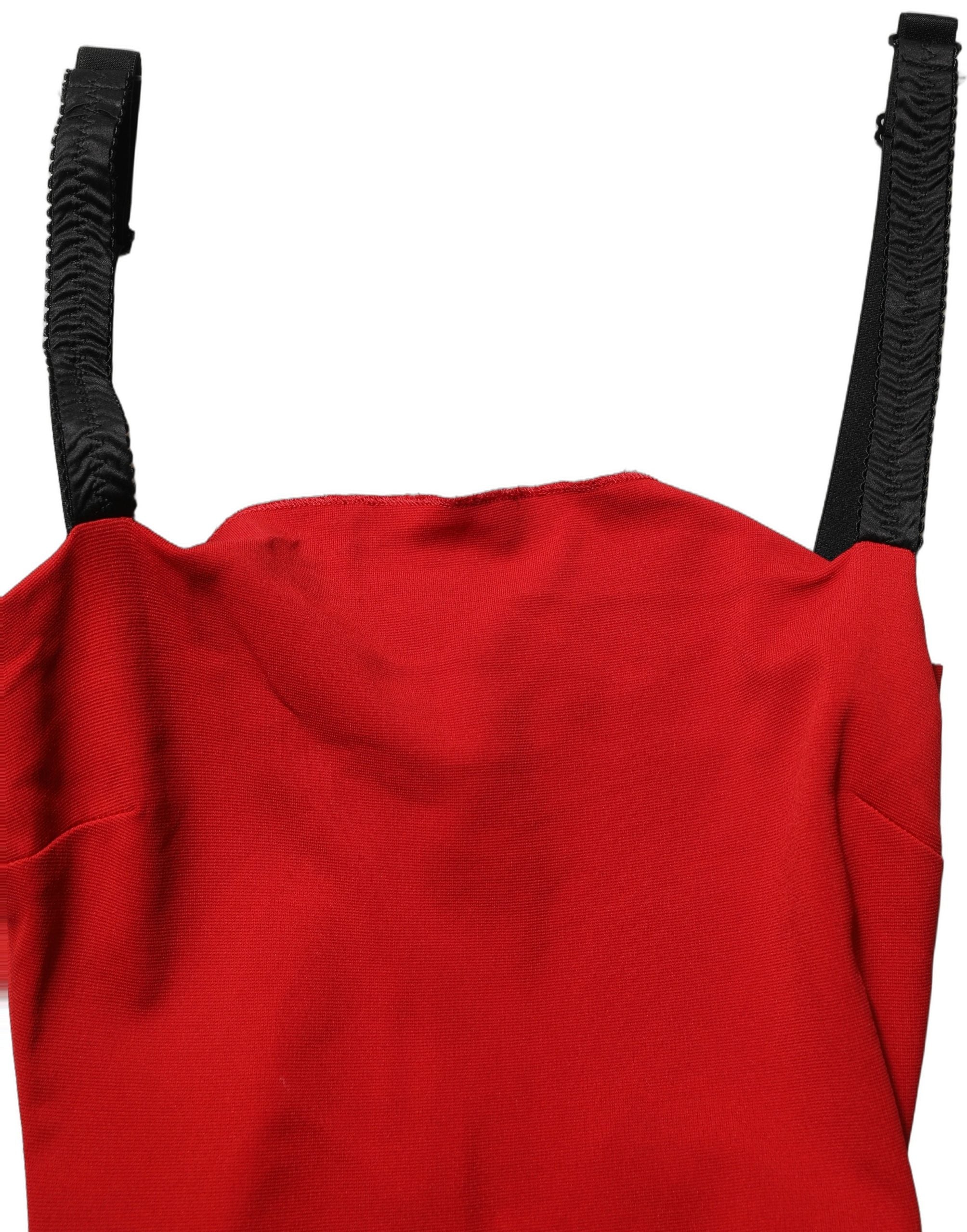 Robe rouge Dolce & Gabbana, robe moulante en stretch, longueur au genou, silhouette élégante, tissu fluide et sophistiqué.
