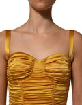 Robe sirène en soie dorée Dolce & Gabbana, ajustée, plissée, mi-longue, élégante et sophistiquée.