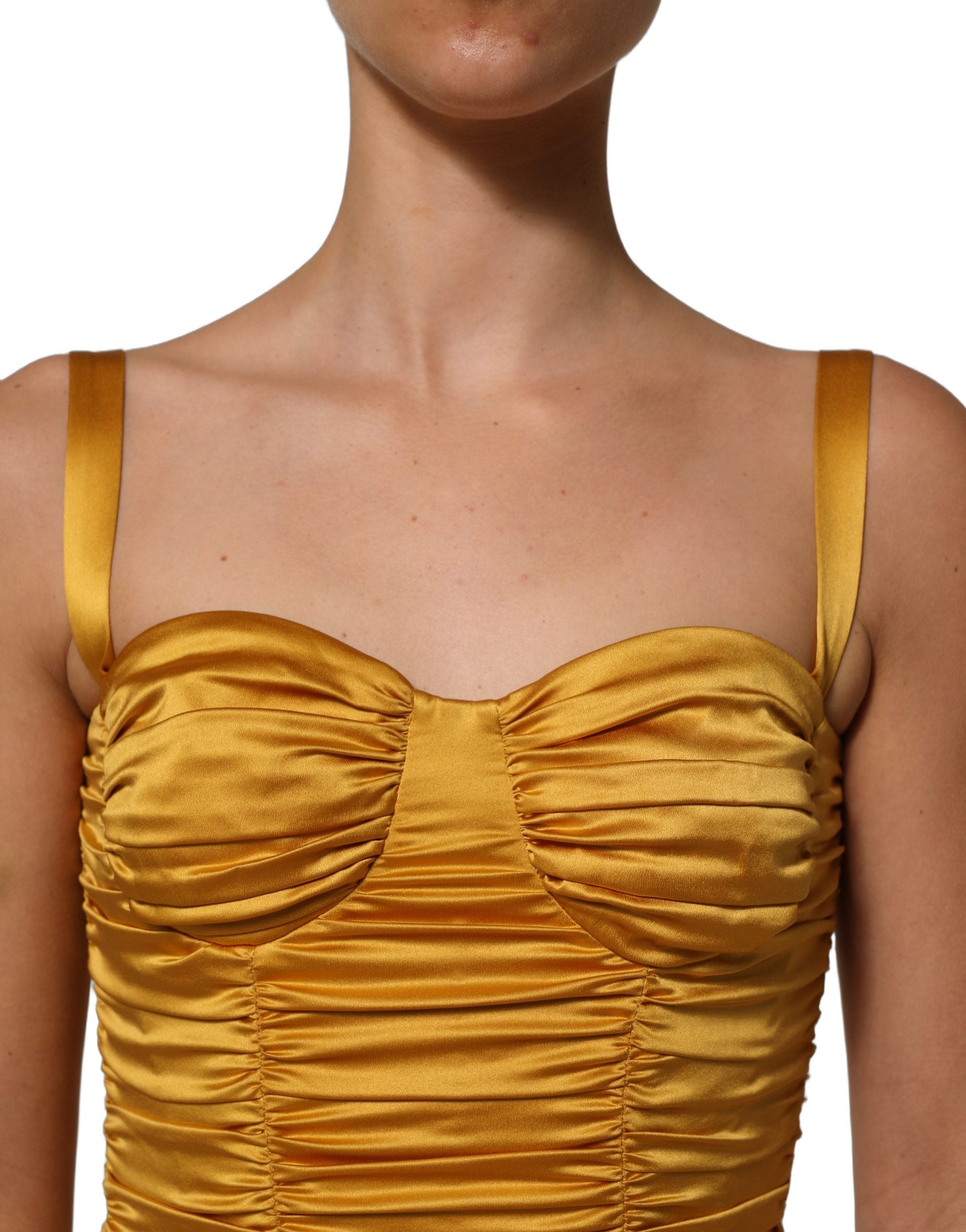 Robe sirène en soie dorée Dolce & Gabbana, ajustée, plissée, mi-longue, élégante et sophistiquée.