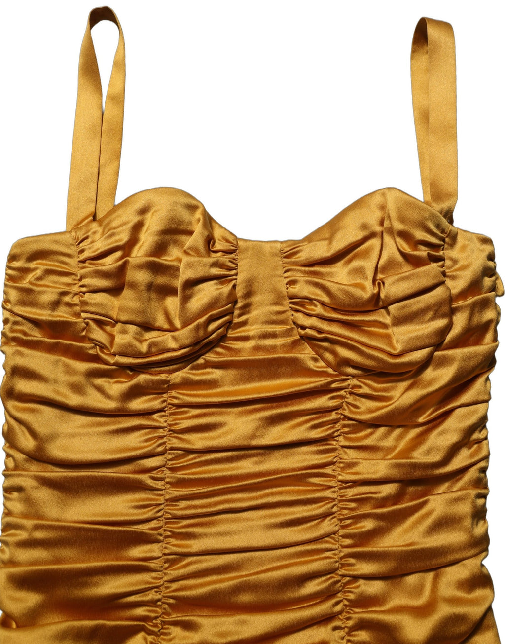 Robe moulante en soie dorée Dolce & Gabbana avec détails ruchés, longueur midi, style élégant et sophistiqué.