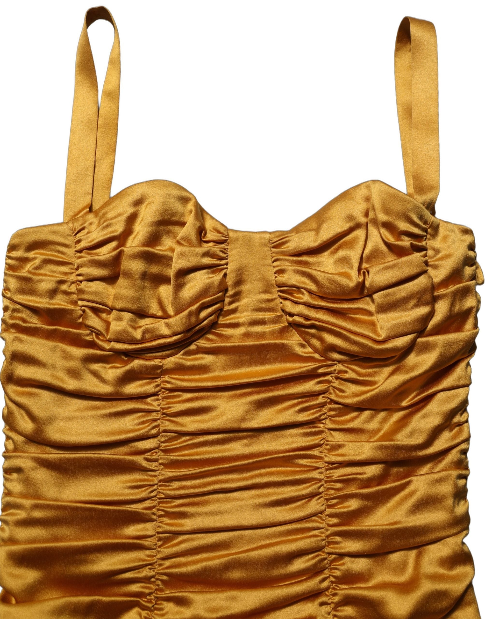 Robe moulante en soie dorée Dolce & Gabbana avec détails ruchés, longueur midi, style élégant et sophistiqué.